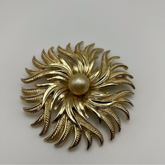 Vintage Cathe Gold Tone Sun Burst Flower Faux Pearl Large Rhinestone Brooch - Picture 5 of 6